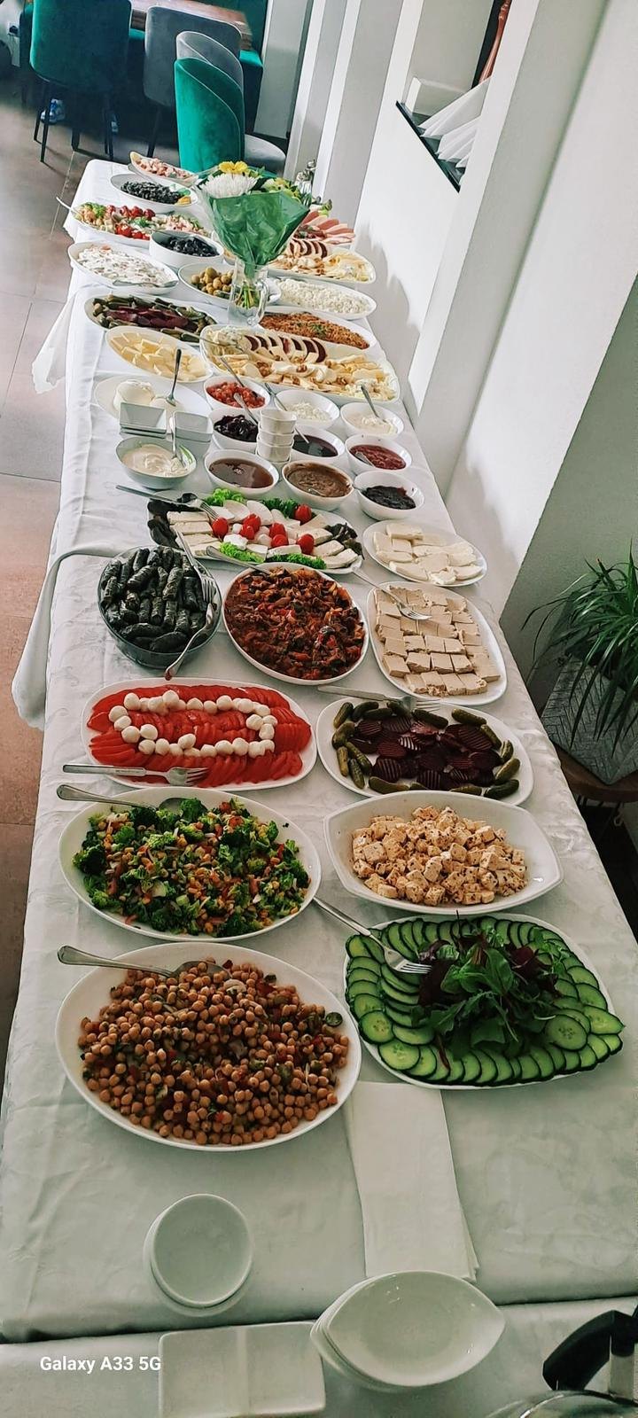 Reich gedecktes Buffet mit Salaten und Vorspeisen für Feiern